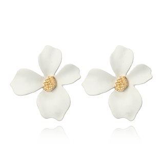 Lilly flower earring, white